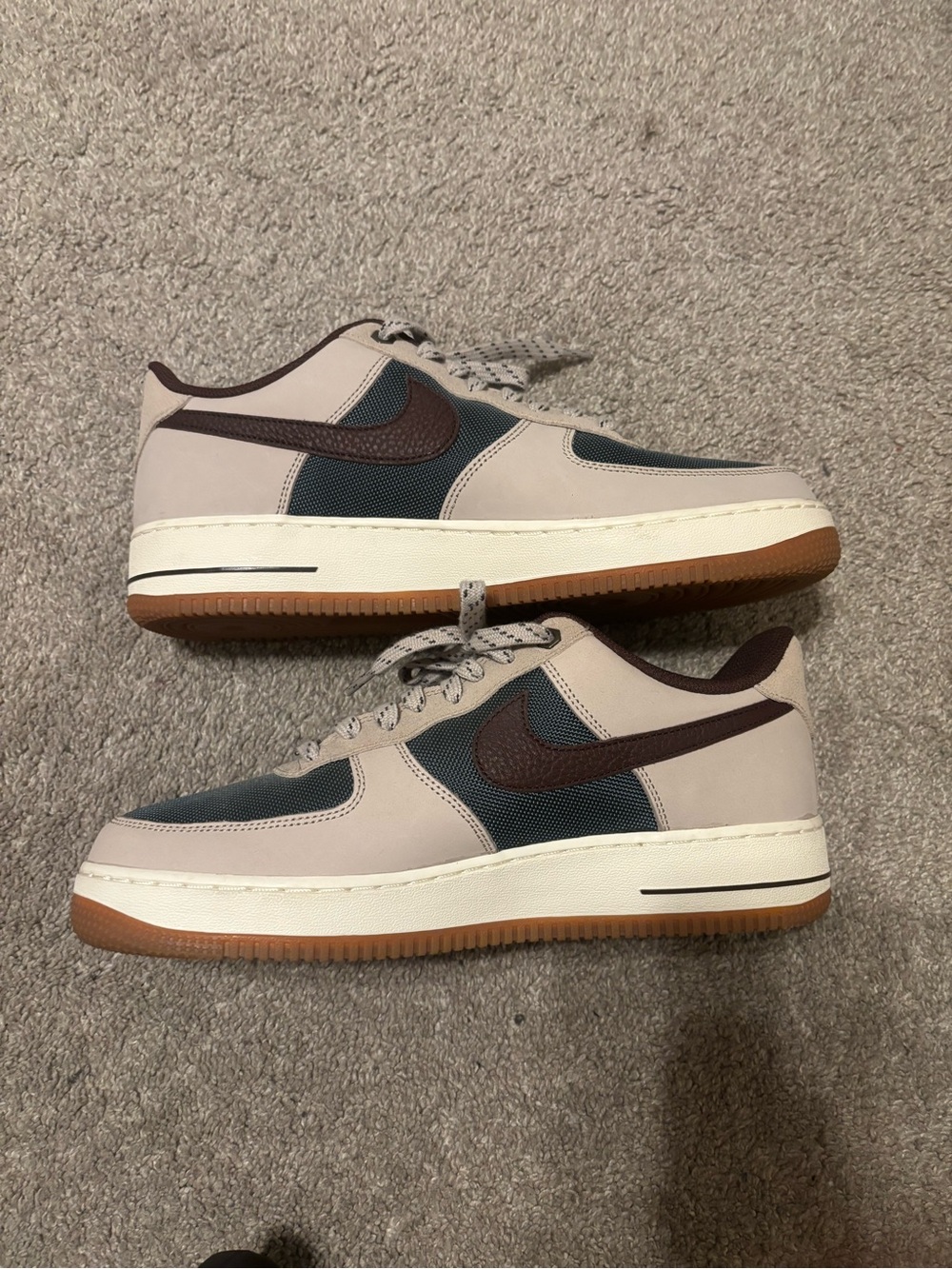 Nike Low-Top Sneakers in Beige, Brown & Navy